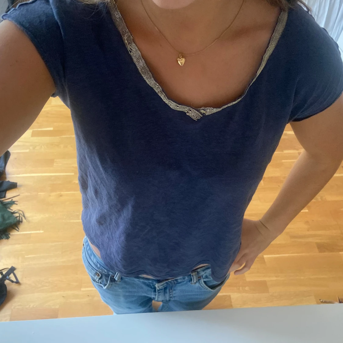 Mörkblå t-shirt med detaljerad halsringning