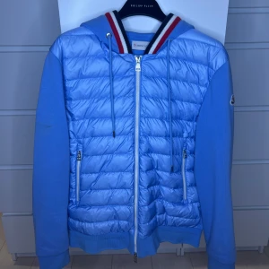 Baby Blue Moncler Maglia Cardigan - Size M Cond 7,5/10 - fläck på armen, går bort vid tvätt