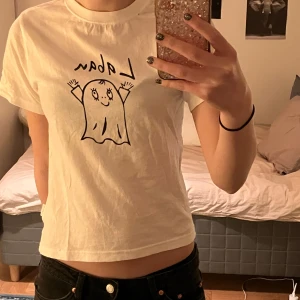 Vit t-shirt - Världens sötaste t-shorts med Laban på. Jättegullig och knappt använd. 💕