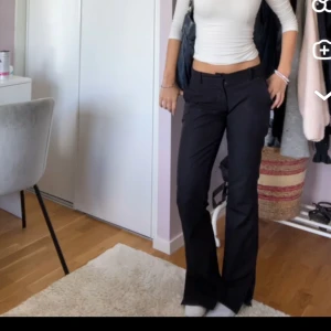 Svarta bootcut  kostymbyxor - Snygga svarta bootcut kostymbyxor med låg midja. 