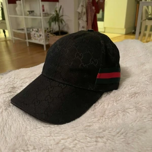Gucci keps - Finns inga skador på kepsen. Den är i nyskick och är en bekväm och snygg keps. 