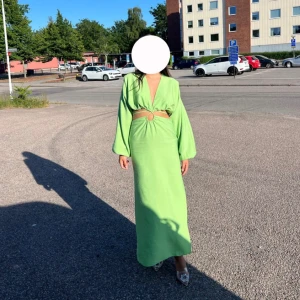 Grön långklänning - Snygg grön långklänning med djup v-ringning. Storlek 36, endast använd 1 gång. Köpt för 1280 men säljs för 450🤍