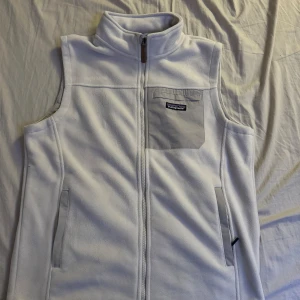 Patagonia Väst - Helt Ny Patagonia Fleece Väst. Beige fleece väst i strl S. Större i storleken så passar nog M. Bara att skriva vid minsta fundering.