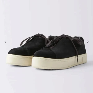 Eytys doja med snörning  - Snygga svarta sneakers i äkta mocka med en kontrasterande vit sula. Skorna har snörning och en stilren design som passar perfekt till vardags. De är bekväma och lätta att matcha med olika outfits. Finns tecken på användning därav priset, kom privat för egens bilder💖 nypris 2100