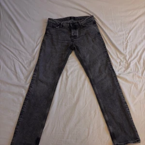 Mörkgrå NEUW Jeans 31:32 - Snygga grå jeans från NEUW Stockholm med klassisk femficksdesign och modellen är Ray Straight. De har en rak  passform och är perfekta för en avslappnad stil. 
