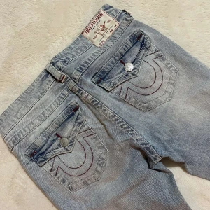 Jeans true religion - Säljer ett par ljus blåa jeans från True Religion med hål vid knäna. Är 155 och jeansen är lite långa på mig.