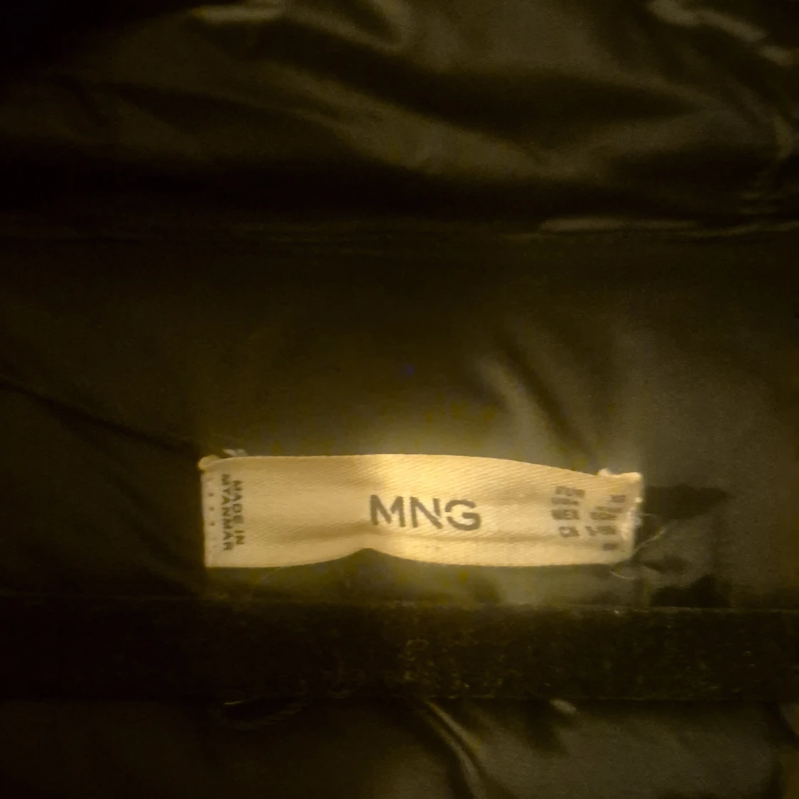 Svart pufferjacka från Mango - 91