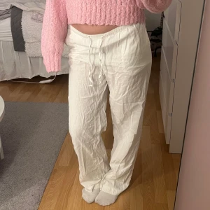 Vita lågmidjade linnebyxor  - Snygga vita, lågmidjade linnebyxor med snörning i midjan från BikBok.✨ Byxorna har en loose passform, de är något långa för mig och jag är 165cm. Byxorna har ett litet hål längst ner på ena benet, inget som syns tydligt och går lätt att sy igen. Lite slitna längst ner på baksidan, annars i bra skick. Storlek S, kom gärna med prisförslag!💗