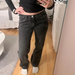 Svarta jeans från GinaTricot - Hej!💗Säljer mina svarta jeans med en mid-waist design. De har en rak passform, små slitningar på bakfickorna samt en urtvättad svart färg. Storlek 38, passar dig som är mellan S och M, inga synliga defekter!✨Kom gärna med prisförslag eller köp direkt!🎉