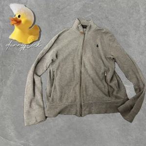 Ralph lauren zip - Säljer denna ralph lauren zip. Storlek S. Rekommendera till folk runt 164-172. Passar mig bra som e 172cm. Bra skick. Pris kan diskuteras. 