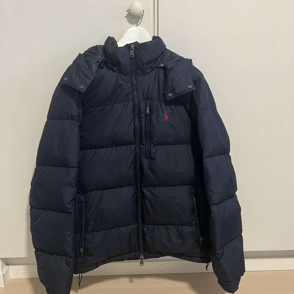 Snygg mörkblå dunjacka från Polo Ralph Lauren. Säljer då den inte passar mig längre. Pris kan diskuteras vid snabb affär.. Takit.