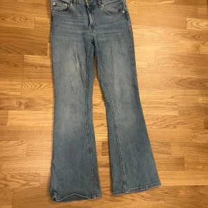 Lager 157 ”Low boot” - Lågmidjade bootcut jeans från Lager157 i strl S/Vanlig längd. Bra skick, inga tydliga tecken på användning förutom lite ”uttöjning” vid låren som vanligtvis försvinner vid tvätt.