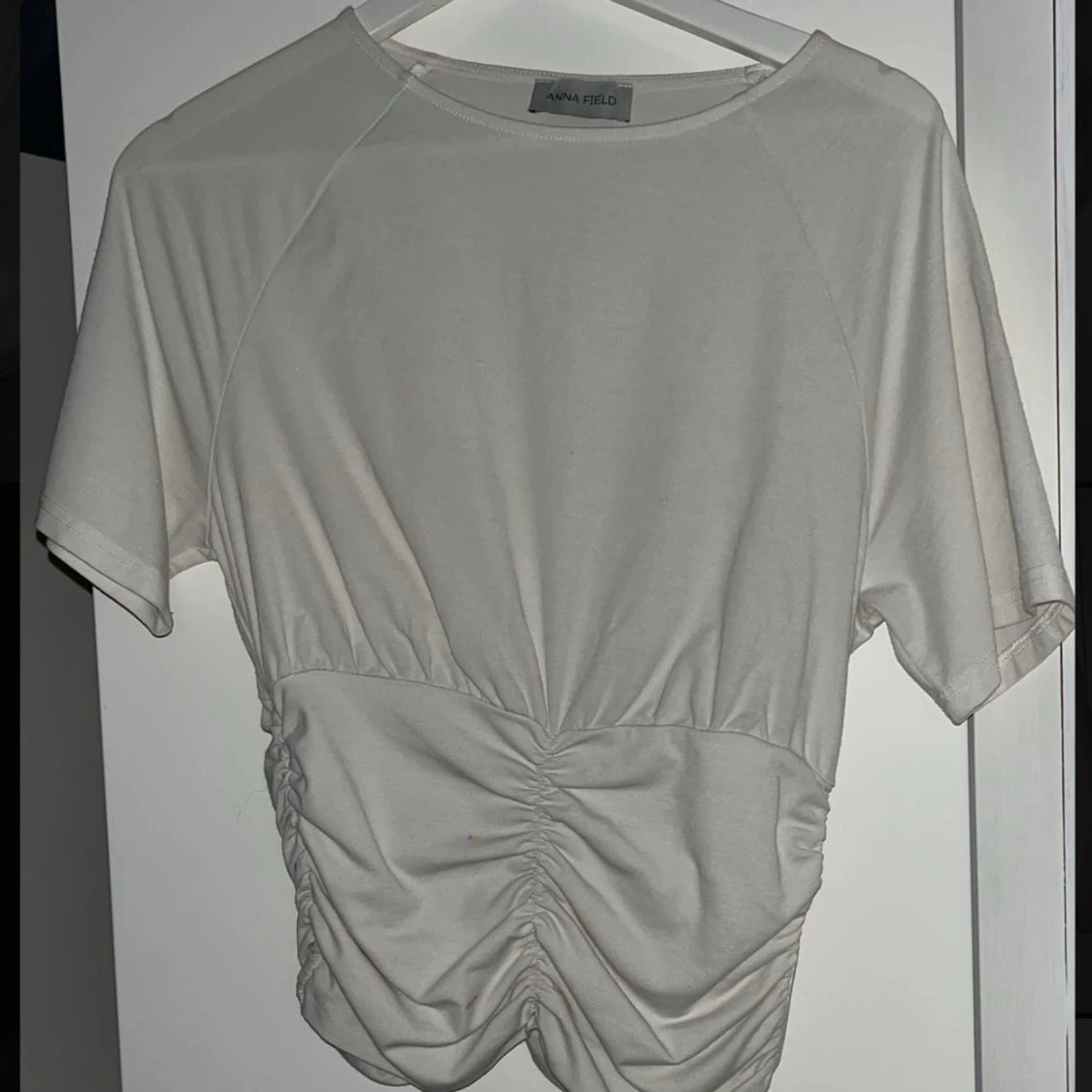 Vit topp från Anna Field