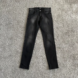 Replay Jeans - Tjena! Säljer nu mina snygga Jeans ifrån Replay. Modellen är Anbass! Skicket på jeansen är 9,5/10, som nya! Jeansen är i storlek L32 W30. Vid fler frågor/bilder är det bara och höra av sig!  