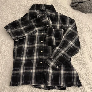 Flannel skjorta - Snygg svartvit rutig flannel skjorta. Storlek S. Aldrig använd. 