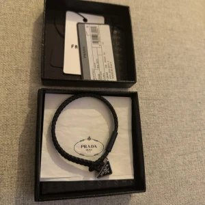 Prada Armband Mörkgrön - Prada Armband Mörkgrön Storlek M, Väldigt fint skick Med box, tags etc Nypris 5000