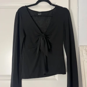 Långärmad tröja med roset  - Använt en del men inga skador. Säljer billigt då jag hoppas den kommer till användning hos nån annan