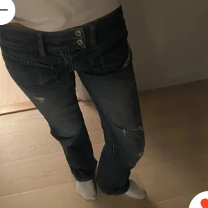 Mörkblå jeans med slitningar - Säljer ett par jättefina mörkblå jeans från diesel. Köpta här på plick då de tyvärr var för små för mig. Skriv vid andra frågor! 🫶🏼🩷