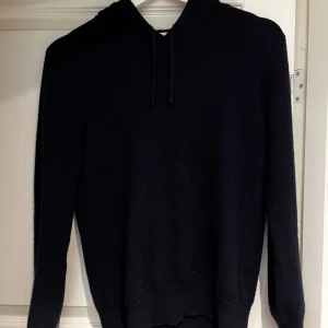 Cashmere hoodie  - Snygg och enkel mörkblå cashmere hoodie med långa ärmar och huva. Perfekt för en avslappnad stil.