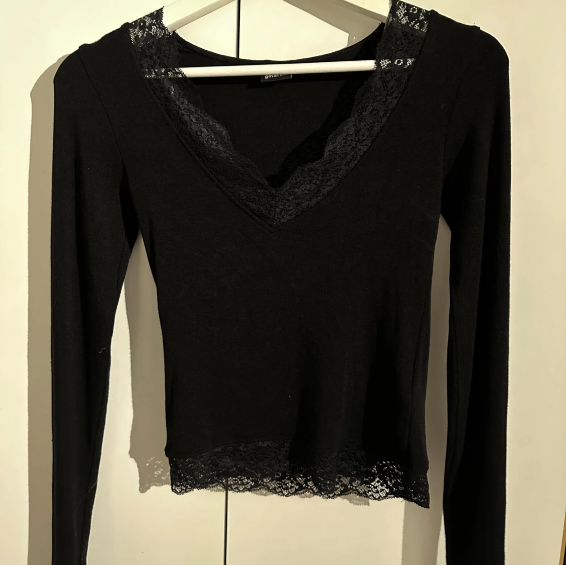 Svart topp med spetsdetaljer från Gina Tricot - 1