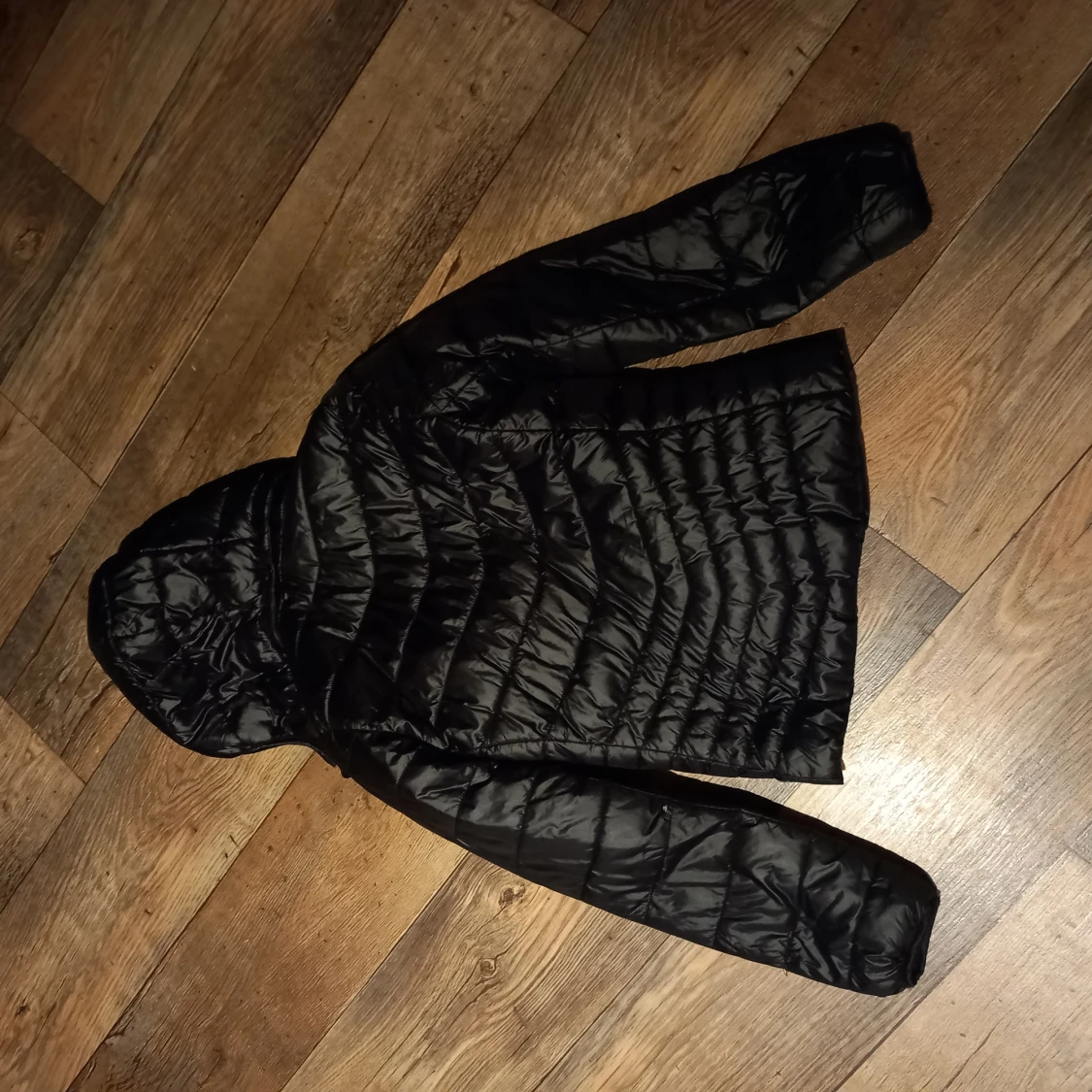 Svart pufferjacka med huva - 90