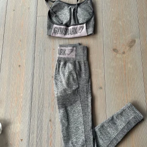 Gymshark träningsset XS-S - Charcoal marl flex high rise träningsset. Setet är oanvänt.   Tights: XS   Top: S  Kika gärna in på mina andra annonser, säljer fler träningskläder från bla aimn, Gymshark, ICIW och kan samfrakta!