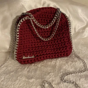 Väska  - Egenvirkad Stella McCartney liknade väska, i vinröd färg med silverkedja❤️(märket går att ta bort)