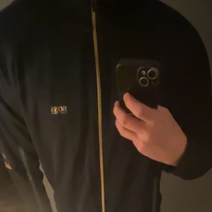 Hugo Boss - Tja säljer min tröja som jag fick i present, tyvärr så va den lite för stor för mig passar L 9/10 i skick