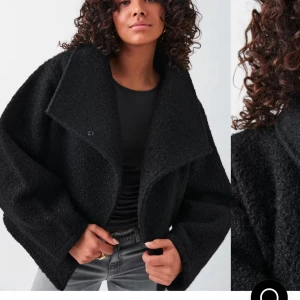 Slutsåld jacka från Gina - Helt slutsåld snygg svart jacka från Gina, i toppen skick då den bara är använd några gånger. Tryck inte köp nu