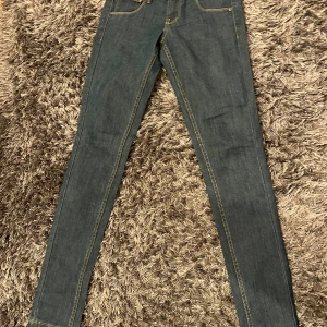 Mörkblå jeans från Bershka  - Snygga mörkblå jeans från Bershka i storlek ca XS. Low waist midja.