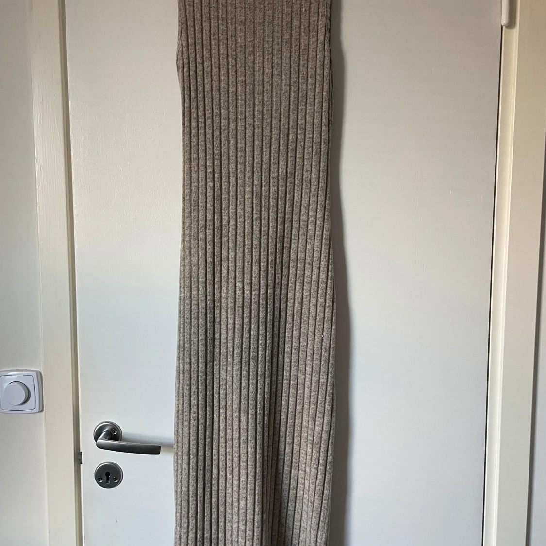 Beige ribbad klänning - 90