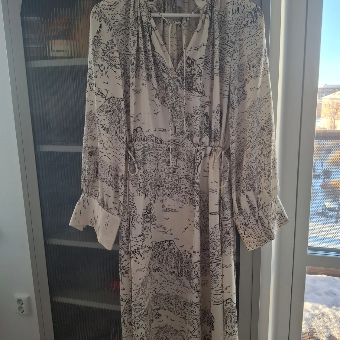 Beige mönstrad klänning från H&M