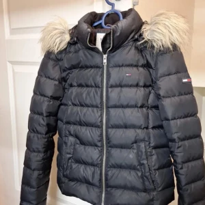 Svart dunjacka från Tommy Hilfiger - Svart dunjacka från Tommy Hilfiger
