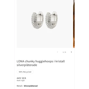 LONA chunky huggiehoops i kristall - Snygga chunky huggiehoops som är silverpläterade med gnistrande kristaller från pilgrim! Fick i present och kom aldrig till användning så dom är helt oanvända💞Nypris- 449