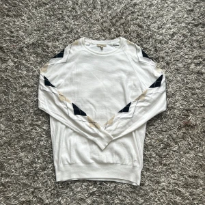 Stickad burberry tröja  - Stickad burberry tröja | skick 7/10 (fläckar finns på sista bilden) | strl M | mitt pris 399 