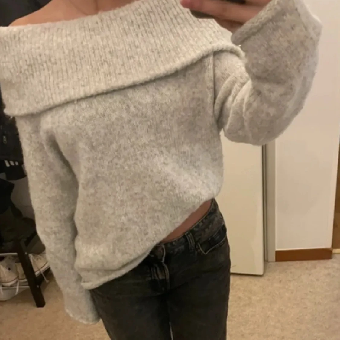 Grå offshoulder stickad tröja - 90