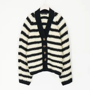 Randig kofta med knappar - Slutsåld randig kofta från gina. Koftan är i svart och vit med stora knappar framtill. Jättefint skick, inte använd mycke. Skriv för fler bilder och frågor❣️