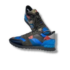 Valentino rockrunner - Valentino rockrunner, storlek 40, skick 9/10, pris 2699kr hör av er vid frågor eller funderingar.