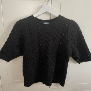 Svart stickad tröja från Zara - Säljer en svart stickad tröja med pärl-detaljer ifrån Zara. Fint skick och inga defekter. Storlek S 💞
