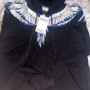 Marcelo burlon hoodie - Marcelo burlon hoodie, strl L, säljes pga passar inte. Kontakta för fråger🙏