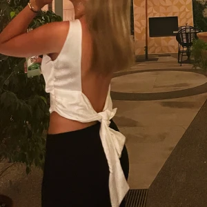 Så snygg satin topp från zara! - så snygg satin topp med öppen rygg, perfekt till sommaren och fest! Säljer då jag inte använder den men den är k väldigt bra skick och använd fåtal gånger!