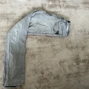 Replqy Ambass  - W29 riktigt goa jeans som är i ett bra skick med ett super pris. Nypris 1100kr Säljer för 650kr