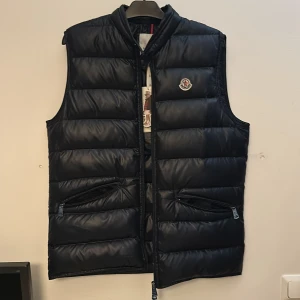 Moncler Gui - En riktigt fet moncler gui väst som aldrig är använd. Skick 10/10. Nypris är ca 8000kr och jag är alltid öppen till prisförslag. Säljer den då den är stor, Storlek L passar även XL. Kom med frågor ifall ni har några funderingar.