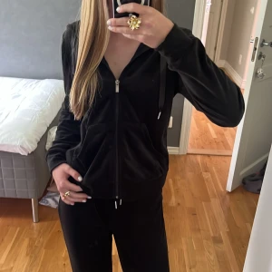 Svart mjukisset - Nu säljer jag mitt svarta mjukissett från Ginatricot! Väldigt bekvämt och skönt material💞 Säljer för att det inte kommer till användning. Inga tecken på skavanker!  Går såklart att lösa om man bara vill köpa en del av settet💘