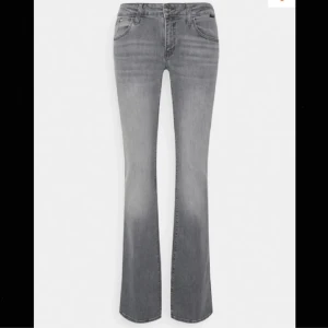 Mavi grå jeans - Säljer ett par gråa jeans från Mavi i modellen ”Bella Mid Rise”. Jeansen är lågmidjade. De är i storleken 25x30 och passar personer som är 160-165💓💓