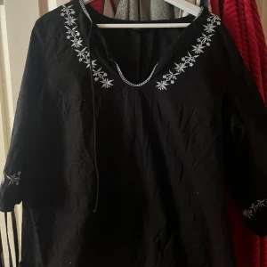 Zizzi tröja - En sååå fin tröja, lite bohemiskt stuk, som inte kommer till användning här hos mig 🎀 Storlek S men lite större passform. Frakt tillkommer. 