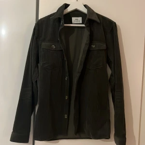 Overshirt - Snygg overshirt i manchester material. Från Ciszere. Supersnygg grön färg. Knappt använd. Säljer då den tyvärr inte kommer till användning  Hör av er vid fler bilder eller frågor 