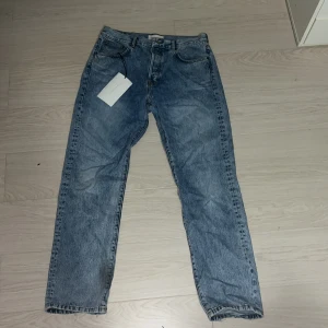 Jeanerica Jeans  - Modell: Vintage 72 skick: 6/10 oljefläck på höger ben där nere, går nog att få bort med vanish eller liknande medel. Nypris: 1800kr Mitt pris: 599kr Storlek 33W 34L