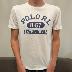 Ralph Lauren t-shirt - Galet fräsch Ralph Lauren t-shirt | Skick ~ 9.6/10 | Kille i bild är 178 cm, sitter bra men pyttelite kort i längden, passar lite mindre S och större XS / Mvh