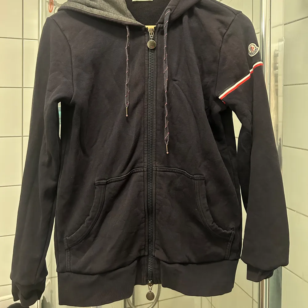 Moncler hoodie i storlek S, unisex. Lite urtvättad annars fin, därav billigare pris. Självklart äkta. Hoodies.